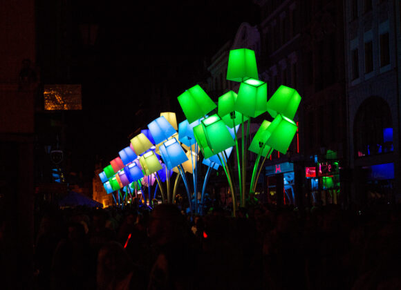 instalacja świetlnych abażurów na ul. Szerokiej | Bella Skyway Festival