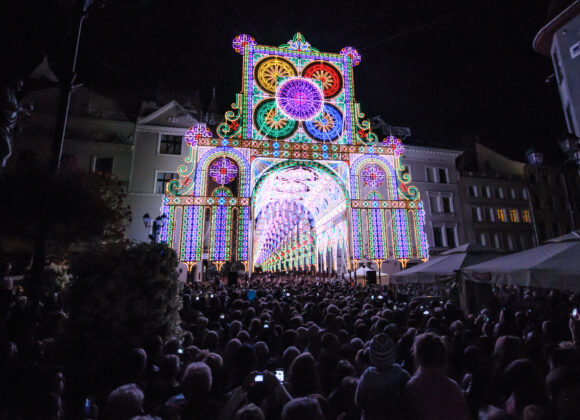 kolorowa brama i tłum ludzi podczas 6. Bella Skyway Festival - instalacja na ul. Szerokiej