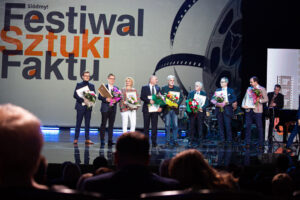 ośmioro laureatów z kwiatami na scenie | 7.Festiwal Sztuki Faktu