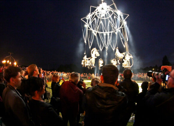 Odwołanie Końca Świata - konstrukcja z dzwonami i artystami unosząca się w powietrzu