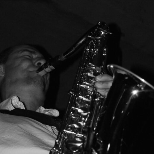 zdjęcie Dariusza Zaleśnego z saksofonem | Jazz na leżakach