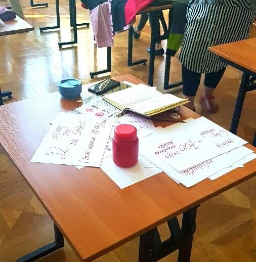 Zdjęcie przedstawiające stolik z kartkami | warsztaty edukacyjne Superbohaterowie 2021 | 27.05.-16.06.2021