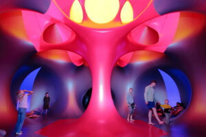 wnętrze luminarium z ludźmi | Architekci Powietrza