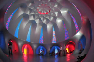 luminarium wewnątrz z siedzącymi i stojącymi ludźmi | Architekci Powietrza