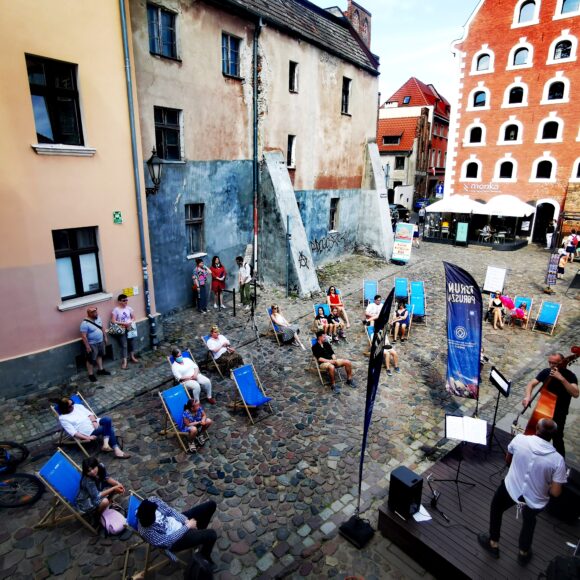 Jazz na leżakach - publiczność siedząca na leżakach ogląda występ SaxBass Duo