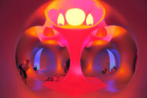 wnętrze luminarium z ludźmi | Architekci Powietrza