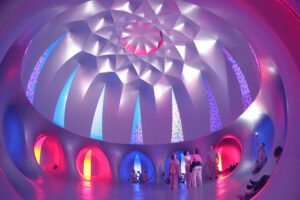 wnętrze luminarium z siedzącymi i stojącymi ludźmi | Architekci Powietrza