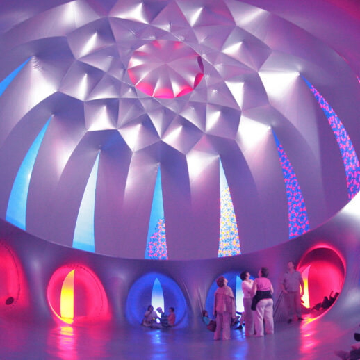 wnętrze luminarium z siedzącymi i stojącymi ludźmi | Architekci Powietrza