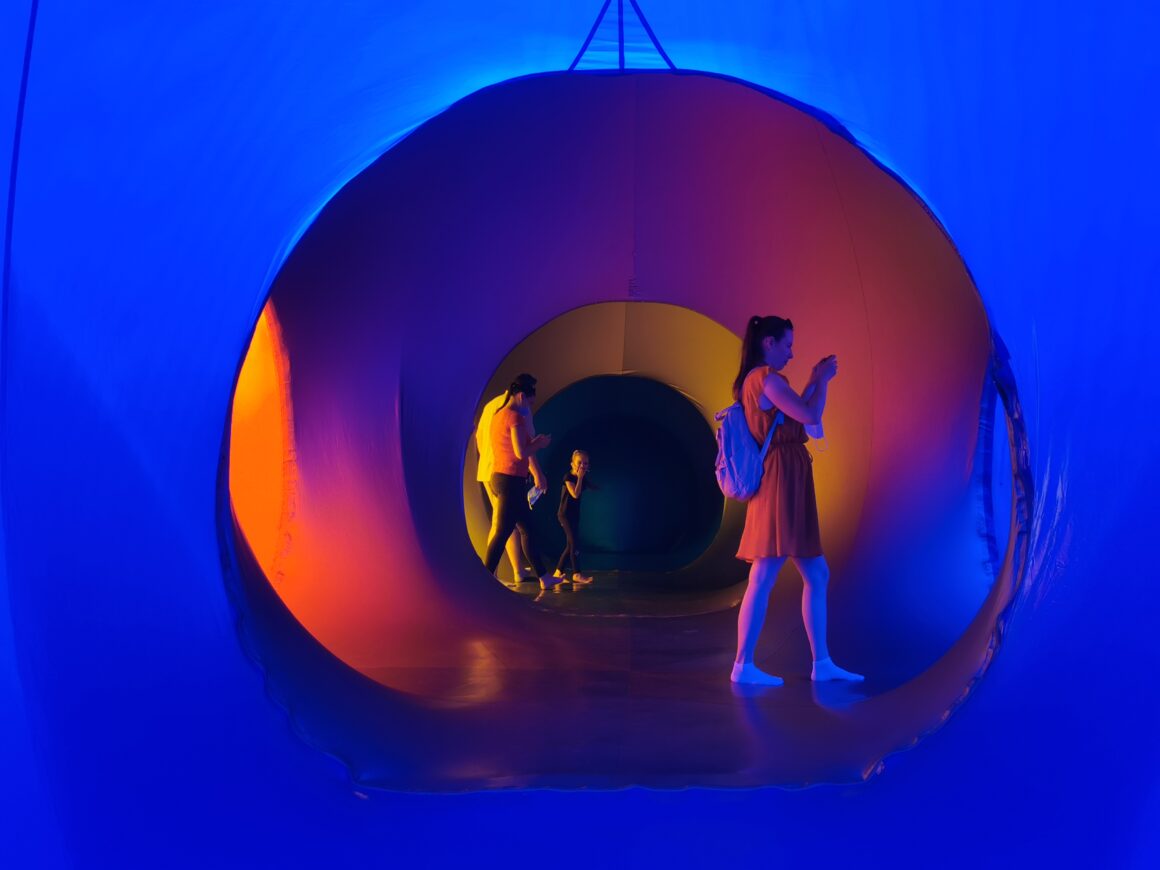 wnętrze luminarium z ludźmi robiącymi zdjęcia | Architekci Powietrza