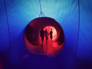 wnętrze luminarium z ludźmi | Architekci Powietrza