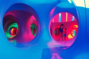 wnętrze luminarium z dwójką ludzi | Architekci Powietrza