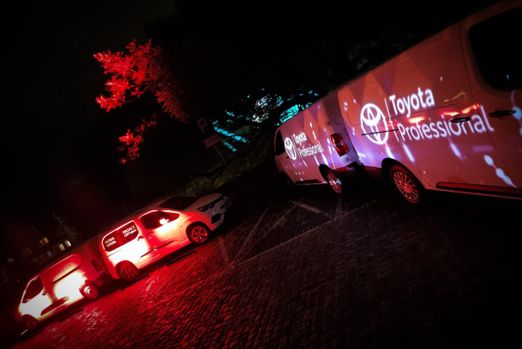 samochody dostawcze z wyświetlonymi napisamy Toyota Bednarscy | BSF