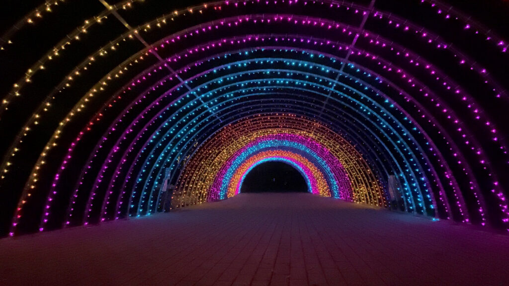 rozświetlony tunel w różnych kolorach | BSF
