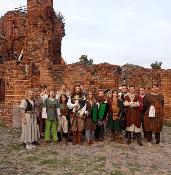grupa przebranych ludzi z grupy Alter Ego