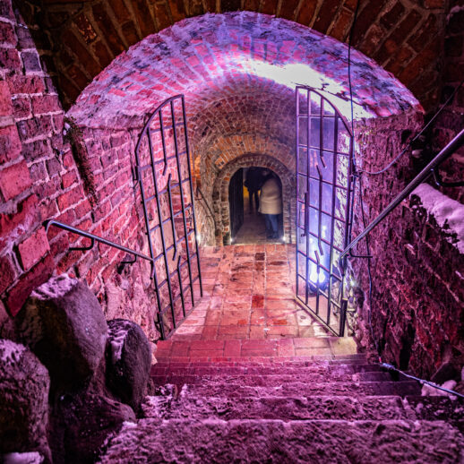 Wejście do piwnicy na ruinach Zamku Krzyżackiego| Rozświetlony Zamek | fot. Marcin Kwiatkowski