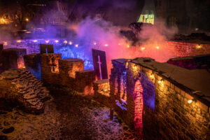 Kolorowe światła na ruinach Zamku Krzyżackiego | Rozświetlony Zamek | fot. Marcin Kwiatkowski
