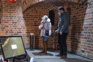 Dwie osoby korzystające z VR| Rozświetlony Zamek | fot. Marcin Kwiatkowski