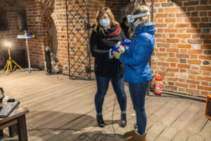 Dwie osoby korzystajace z VR| Rozświetlony Zamek | fot. Marcin Kwiatkowski