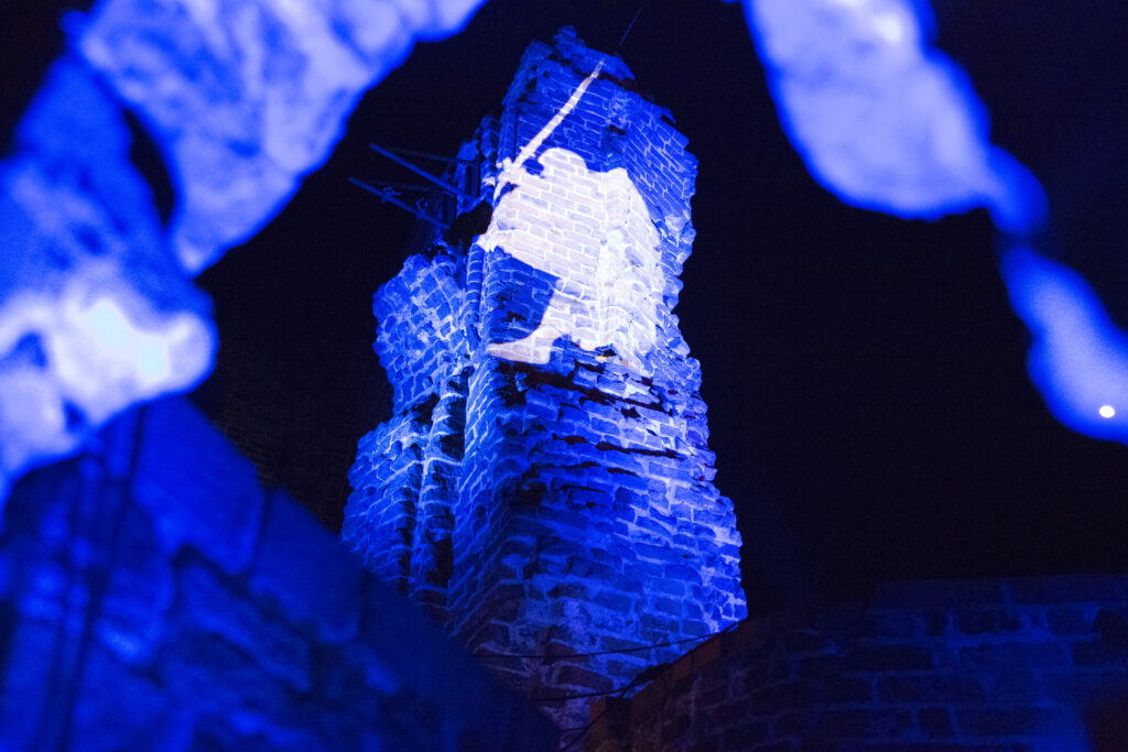 oświetlona na niebiesko wieża zamkowa