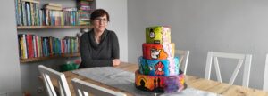 tort ozdobiony podczas Cake Art Festival z dyrektorką toruńskiego Domu Dziecka