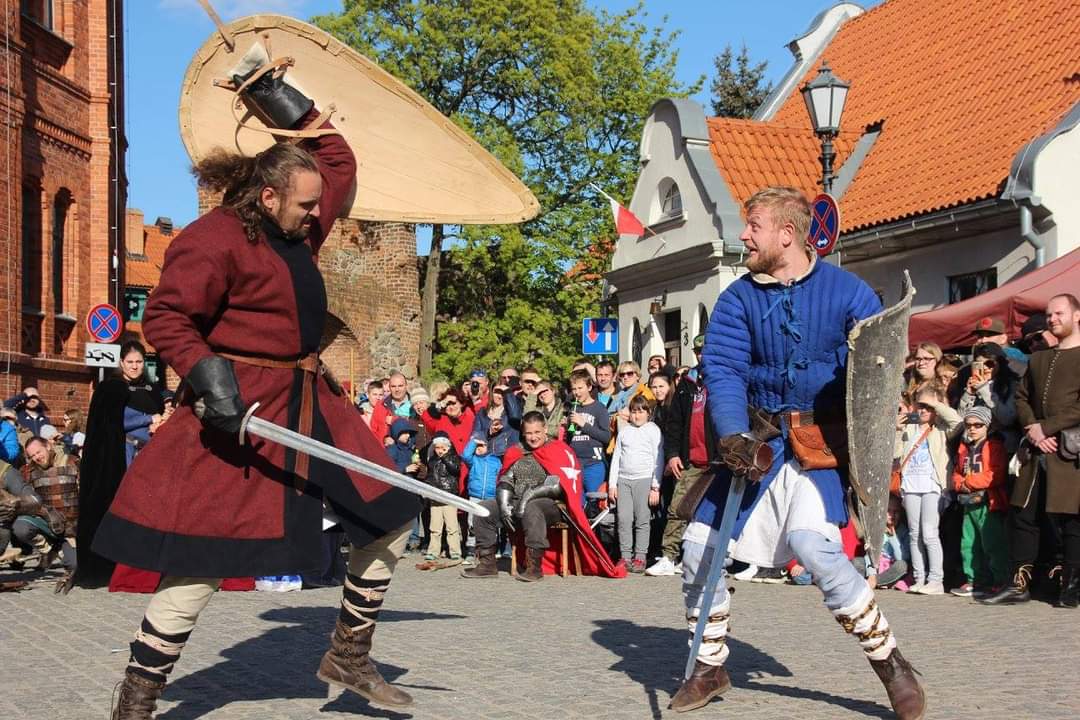 dwójka rycerzy walczących na miecze