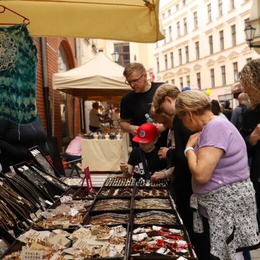 stoisko z biżuteria podczas jarmarku średniowiecznego