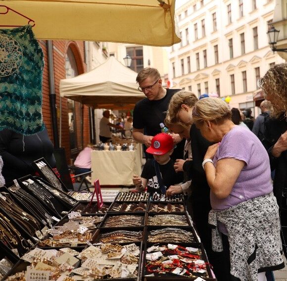 stoisko z biżuteria podczas jarmarku średniowiecznego