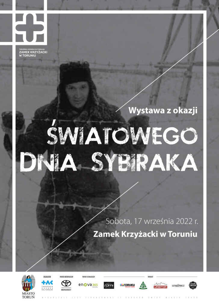 Grafika przedstawia plakat wystawy z okazji światowego dnia Sybiraka; na szarym tle znajduje się ciepło ubrany człowiek za kolczastym ogrodzeniem; na nim znajdują się napisy: wystawa z okazji ŚWIATOWEGO DNIA SYBIRAKA, sobota, 17 września 2022 r. Zamek Krzyżacki w Toruniu