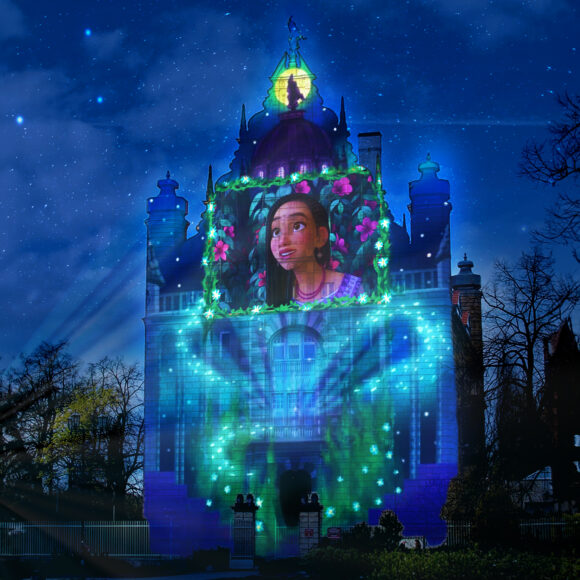 Zdjęcie przedstawia Collegium Maximum, na którym wyświetlany jest kolorowy mapping Disneya