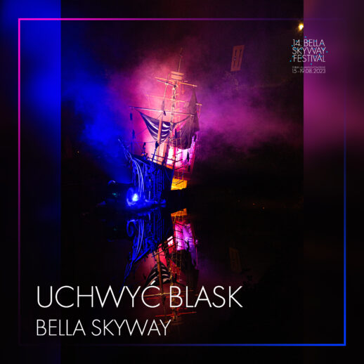 Zdjęcie ze statkiem pirackim w centrum. Wokół statku widać kolorową mgłę. Na grafice widać napis Uchwyć blask Bella Skyway i logo 14. Bella Skyway Festival.