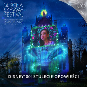 Zdjęcie przedstawia Collegium Maximum, na którym wyświetlany jest kolorowy mapping Disneya. Na zdjęciu widać logo 14. Bella Skyway Festival, Disney 100 oraz podpis "Disney 100: Sulecie opowieści