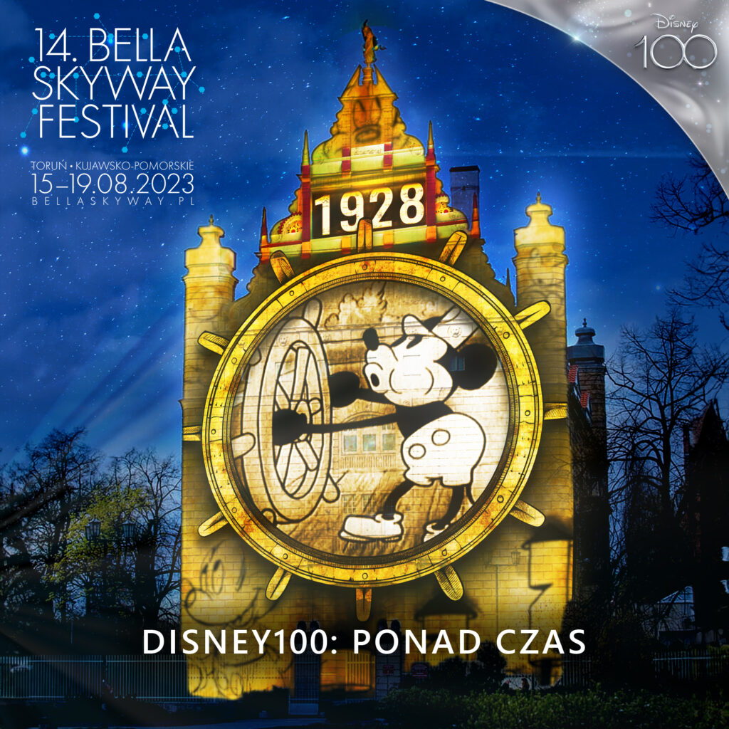 Zdjęcie przedstawia mapping wyświetlany na budynku Collegium Maximum, na zdjęciu widać logo 14. Bella Skyway Festival, logo Disney 100, oraz podpis Disney 100: Ponad czas.