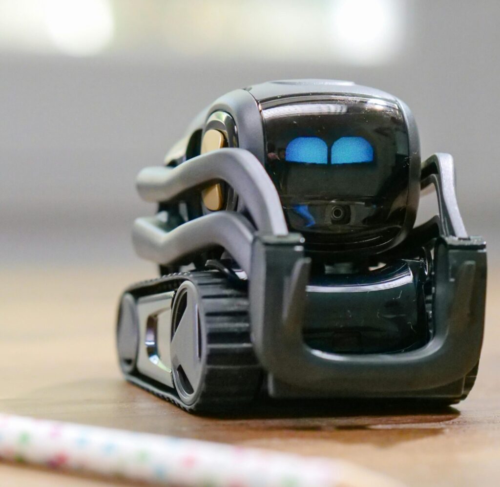 Mały robot, podobny do samochodu, ale zamiast kół ma gąsienice.