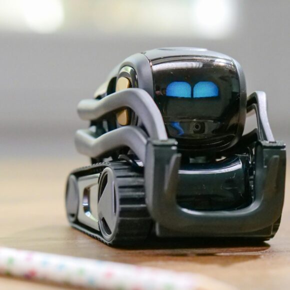 Mały robot, podobny do samochodu, ale zamiast kół ma gąsienice.