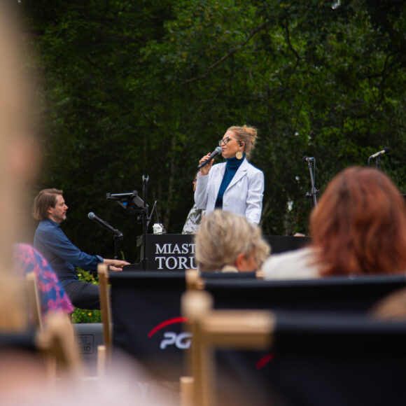 Zdjęcie przedstawiające śpiewającą Joannę Czajkowską oraz Michała Maciudzińskiego, który gra na pianinie.